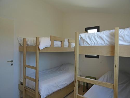 quelques lits superposés dans une chambre dans l'établissement Villa in Malaucène near Mont Ventoux, cleaning included, à Malaucène