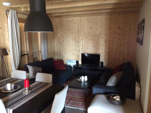 Beautiful chalet in Chamrousse with TV, cleaning included