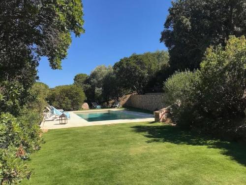 - une piscine dans une cour avec de l'herbe verte dans l'établissement Villa in La Croix-Valmer with Sea Views & Pool, cleaning included, à Cavalaire-sur-Mer