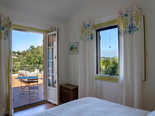 - une chambre avec un lit et une vue sur une terrasse dans l'établissement Villa in La Croix-Valmer with Sea Views & Pool, cleaning included, à Cavalaire-sur-Mer