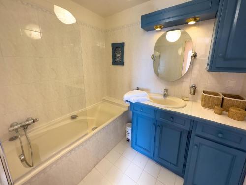 une salle de bain avec une baignoire, un lavabo et un miroir dans l'établissement Villa in La Croix-Valmer with Sea Views & Pool, cleaning included, à Cavalaire-sur-Mer
