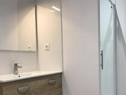 une salle de bain avec un lavabo et une douche dans l'établissement Villa in Berlou with Pool and Vineyards, cleaning included, à Berlou