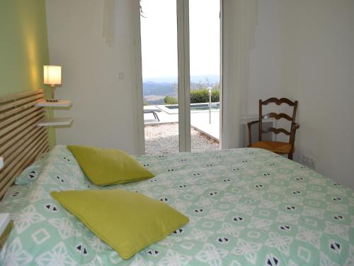 - une chambre avec un lit et un balcon dans l'établissement Villa in Berlou with Pool and Vineyards, cleaning included, à Berlou