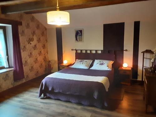 une chambre avec un grand lit avec deux lampes dans l'établissement Holiday Home in La Chapelle with Garden, cleaning included, à La Chapelle-aux-Bois