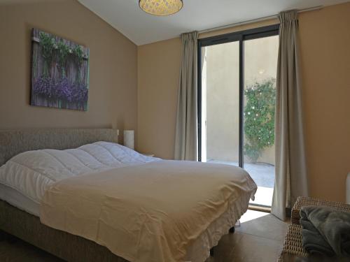 une chambre avec un lit et une grande fenêtre dans l'établissement Villa in Malaucène near Mount Ventoux, cleaning included, à Malaucène