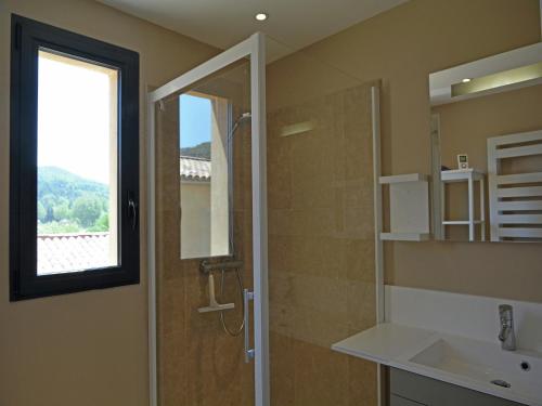 une salle de bain avec une douche et un lavabo et une fenêtre dans l'établissement Villa in Malaucène near Mount Ventoux, cleaning included, à Malaucène