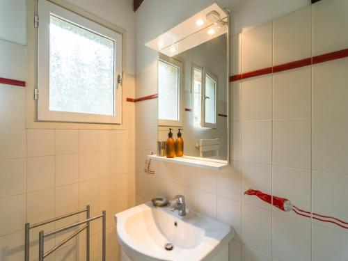 une salle de bain avec un lavabo et un miroir dans l'établissement Villa in Hyères near Beach & Pool, cleaning included, à Hyères