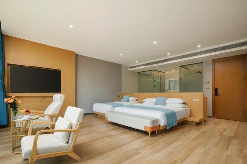 Ένα ή περισσότερα κρεβάτια σε δωμάτιο στο Yangshuo Lakeside Inn