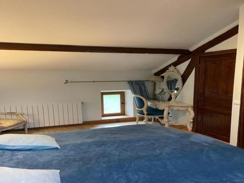 - une chambre avec un grand lit bleu et un bureau dans l'établissement Estate in Pyrenees with Pool and Golf Nearby, cleaning included, à Buzon