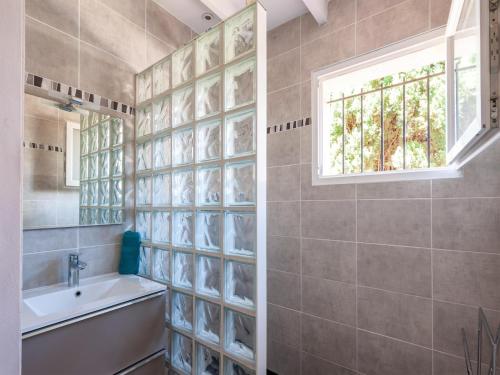 une salle de bain avec une baignoire, un lavabo et une fenêtre dans l'établissement Villa in Callian with Heated Pool and Terrace, cleaning included, à Callian