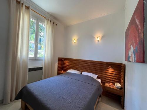 une chambre avec un lit bleu et une fenêtre dans l'établissement Villa in Caunes-Minervois with Private Pool, cleaning included, à Caunes-Minervois