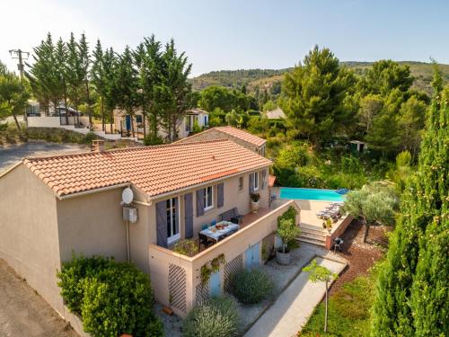 une vue aérienne d'une maison avec piscine dans l'établissement Villa in Caunes-Minervois with Private Pool, cleaning included, à Caunes-Minervois