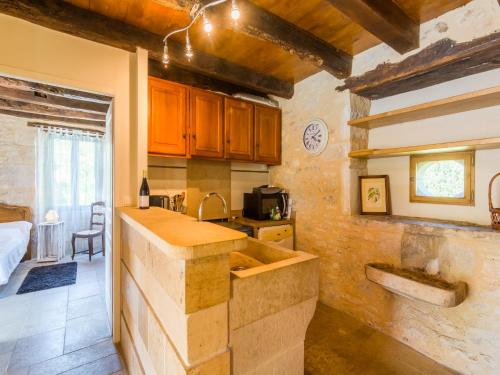 une cuisine avec un comptoir et un évier dans une pièce dans l'établissement Holiday Home in Thémines with Private Pool, cleaning included, à ThÃ©mines