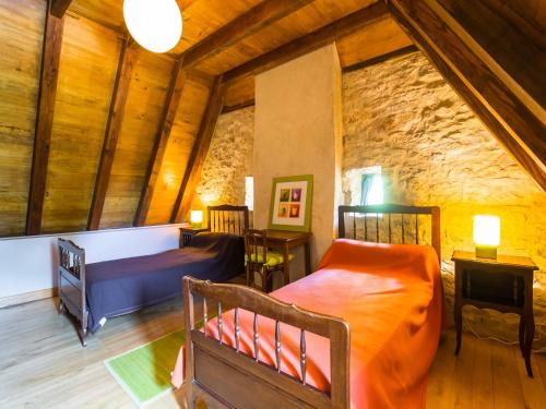 une chambre avec deux lits et un mur en pierre dans l'établissement Holiday Home in Thémines with Private Pool, cleaning included, à ThÃ©mines