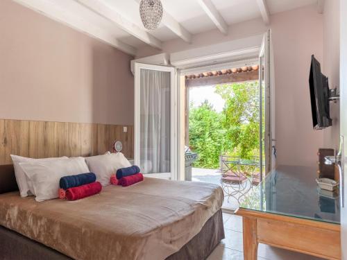 une chambre avec un lit avec deux oreillers dessus dans l'établissement Villa in Callian with Heated Pool and Terrace, cleaning included, à Callian