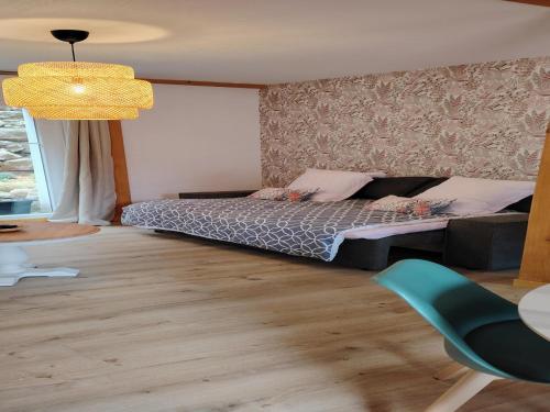 une chambre avec un lit et un lustre dans l'établissement Apartment in Alsace near Europa-Park, cleaning included, à Dambach-la-Ville