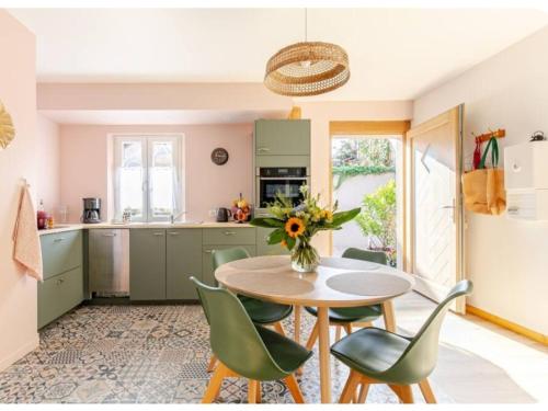 une cuisine avec une table et des chaises vertes dans l'établissement Apartment in Alsace near Europa-Park, cleaning included, à Dambach-la-Ville