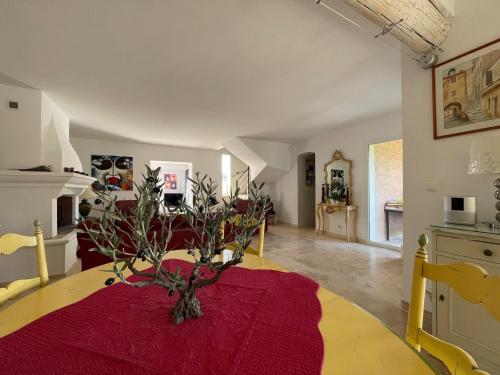 - un salon avec une table et une plante dans l'établissement Villa Roquemaure, à Roquemaure