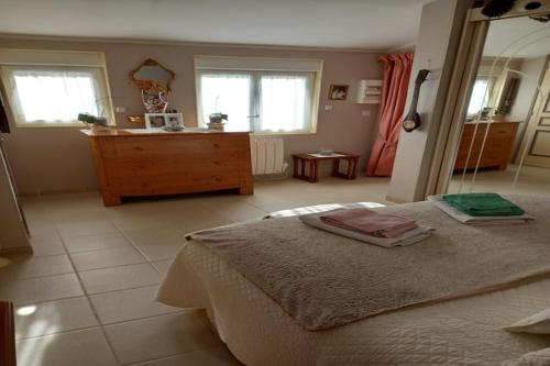 une chambre avec un grand lit et une commode dans l'établissement Holiday Home in Dax near Train Station, cleaning included, à Dax