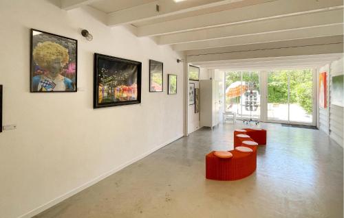 Ruang duduk di Lovely Apartment In Barjols With Wifi