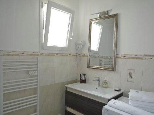 une salle de bain avec un lavabo et un miroir dans l'établissement Villa in Montauroux with Pool and Hill Views, cleaning included, à Montauroux