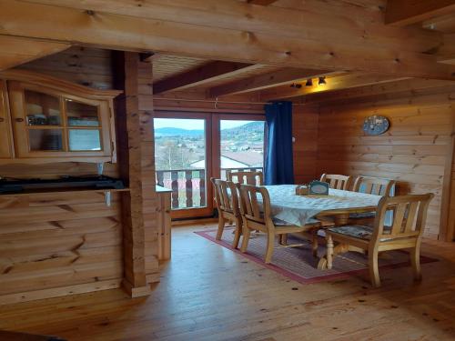une salle à manger avec une table et des chaises dans une cabine dans l'établissement Chalet in Vosges near Ski Slopes, cleaning included, à Saint-Maurice-sur-Moselle
