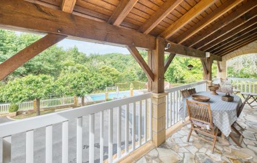 un patio avec une table et des chaises sur une terrasse dans l'établissement 3 Bedroom Gorgeous Home In Le Lardin, à La Villedieu