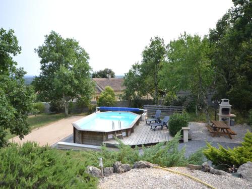 une arrière-cour avec une piscine, une table de pique-nique et des chaises dans l'établissement Holiday Home in Largentière with Pool, cleaning included, à Largentière