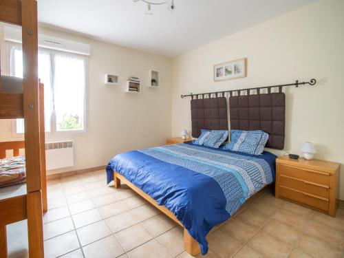 une chambre avec un lit avec une couette bleue dans l'établissement Holiday Home in Largentière with Pool, cleaning included, à Largentière