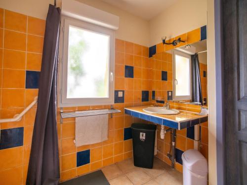 une salle de bain avec un lavabo et une fenêtre dans l'établissement Holiday Home in Largentière with Pool, cleaning included, à Largentière