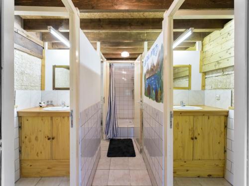 une salle de bain avec deux lavabos et une douche dans l'établissement Holiday Home in Gouvets near Normandy Coast, cleaning included, à Gouvets