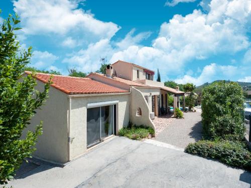 Villa in Taradeau near Vineyards & Beaches, cleaning included