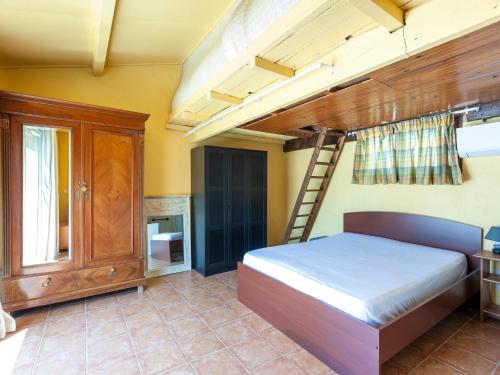 - une chambre avec un lit et une échelle au plafond dans l'établissement Villa in Taradeau near Vineyards & Beaches, cleaning included, à Taradeau