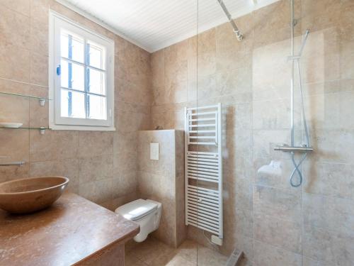 une salle de bain avec une douche, des toilettes et un lavabo dans l'établissement Villa in Taradeau near Vineyards & Beaches, cleaning included, à Taradeau