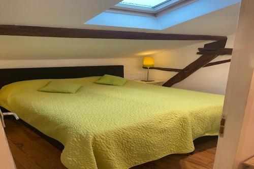 une chambre avec un grand lit avec une couverture jaune dans l'établissement Cottage in Pyrenees with Pool & Golf, cleaning included, à Buzon