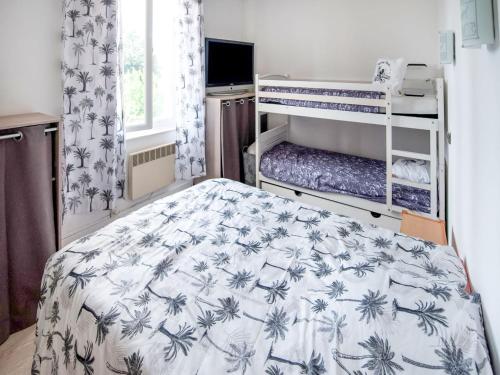 une chambre avec deux lits superposés dans une pièce dans l'établissement Holiday Home in Orange with Private Pool, cleaning included, à Orange