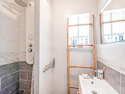 une salle de bain avec un lavabo et une douche dans l'établissement Holiday Home in Orange with Private Pool, cleaning included, à Orange