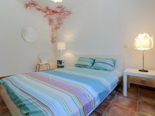 une chambre blanche avec un lit et une table dans l'établissement Villa in Vidauban with Private Pool, cleaning included, à Vidauban