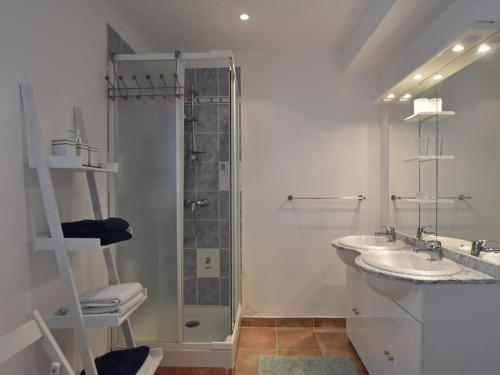 une salle de bain avec deux lavabos et une douche dans l'établissement Villa in Vidauban with Private Pool, cleaning included, à Vidauban