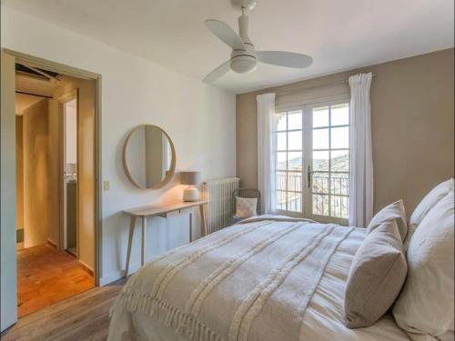 une chambre avec un grand lit et un miroir dans l'établissement Villa in Cavalaire with Sea View & Pool, cleaning included, à Cavalaire-sur-Mer