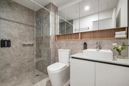 une salle de bain avec toilettes, lavabo et douche dans l'établissement Hobson Apartments by Urban Rest, à Newport