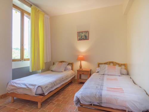 deux lits jumeaux dans une chambre avec fenêtre dans l'établissement Farmhouse in Giroux near Forest & Lake, cleaning included, à Giroux