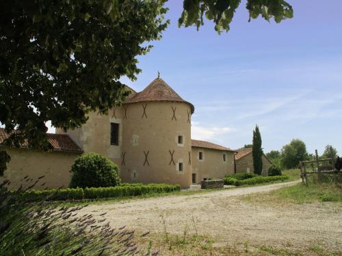 Galeriebild der Unterkunft Holiday Home in Thurageau with Private Pool, cleaning included in Lencloître