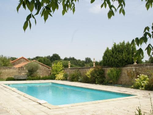 Galeriebild der Unterkunft Holiday Home in Thurageau with Private Pool, cleaning included in Lencloître