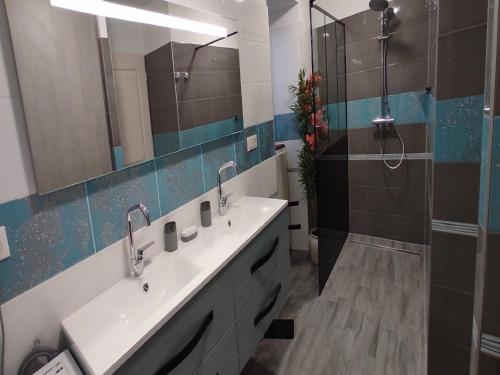 une salle de bain avec un lavabo blanc et une douche dans l'établissement Farmhouse in Ardèche near Vallon Pont d'Arc, cleaning included, à Sanilhac