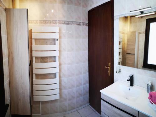 une salle de bain avec un lavabo et un miroir dans l'établissement Chalet in La Bresse near Ski Slopes, cleaning included, à Le Ménil