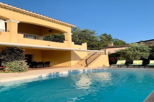 une piscine devant une maison dans l'établissement Villa in Vidauban with Heated Pool near Beaches, cleaning included, à Vidauban