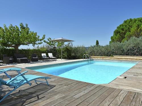 - une piscine avec une terrasse et deux chaises à côté dans l'établissement Villa in Roussillon with Private Pool, cleaning included, à Roussillon