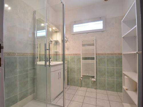 une salle de bain avec une douche en verre et un lavabo dans l'établissement Holiday Home in Normandy near the Sea, cleaning included, à Étretat