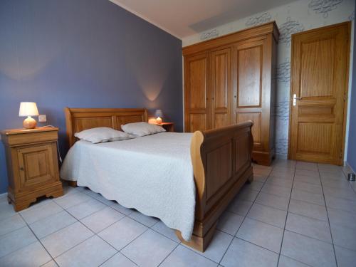 - une chambre avec un grand lit et un mobilier en bois dans l'établissement Holiday Home in Normandy near the Sea, cleaning included, à Étretat